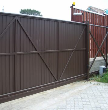 Распашные ворота: варианты конструкций