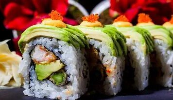 Роллы с доставкой: преимущества услуги