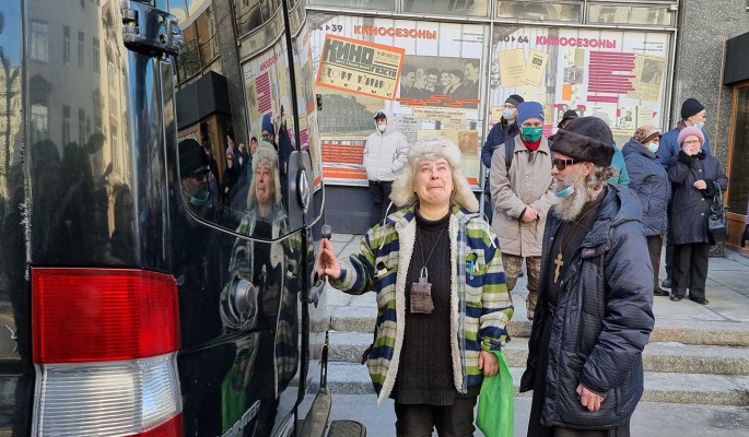 "Cкоро встретимся": рыдающие поклонники целовали катафалк с гробом Кириенко