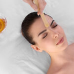 Особенности проведения процедуры шугаринга лица у женщин