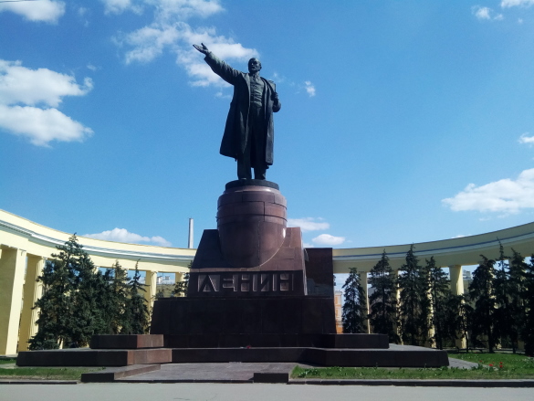 И Ленин – такой молодой: Как выглядят памятники вождю в разных уголках России