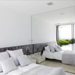 Как визуально увеличить помещение при помощи зеркал?