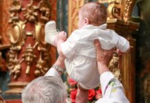 Таинство крещения для ребёнка и взрослого