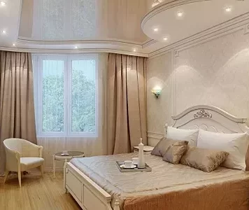 Натяжные потолки: красивые варианты оформления интерьера