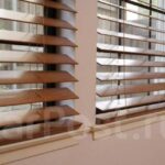 Почему выбирают деревянные жалюзи на окна?