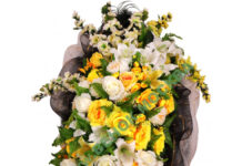 Преимущества венков из искусственных цветов