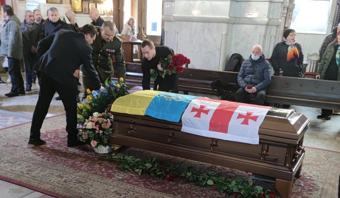 Позорище: гроб проклинавшего Россию Кикабидзе накрыли флагом Украины 