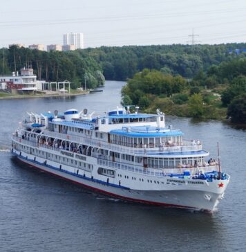 Прогулки на теплоходе в Казани: плюсы отдыха