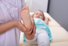 Когда нужно обращаться к детскому ортопеду?