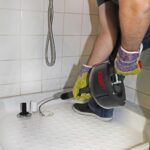 Сложно ли устранять засоры в душе?