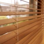 Деревянные жалюзи: преимущества элемента утонченной гармонии