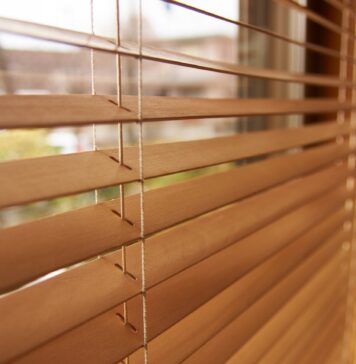 Деревянные жалюзи: преимущества элемента утонченной гармонии