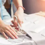 Этапы создания индивидуального изделия одежды: консультация с дизайнером, выбор материалов, разработка лекал, крой, сборка и примерки