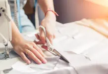 Этапы создания индивидуального изделия одежды: консультация с дизайнером, выбор материалов, разработка лекал, крой, сборка и примерки