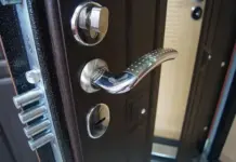 Как выбрать надежный замок и установить его правильно
