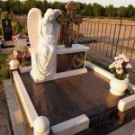 Как выбрать памятник на могилу: советы женщинам, столкнувшимся с потерей